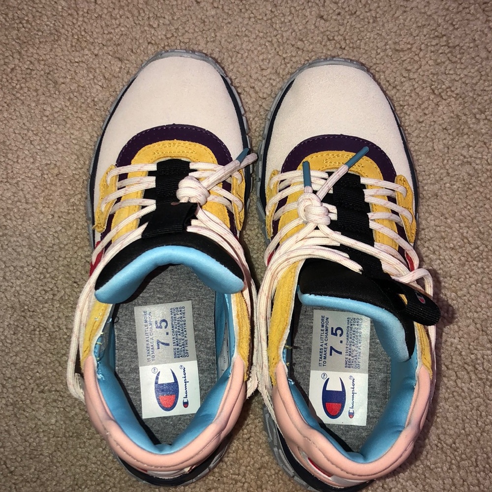 WOMEN’S 7.5 CHAMPION SHOES